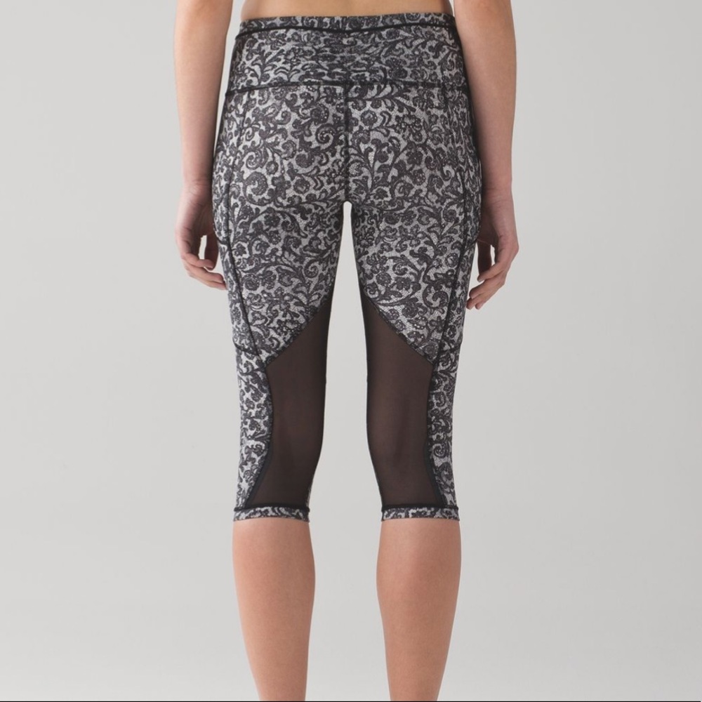 Lululemon Outrun 17" Crop pockets reflective